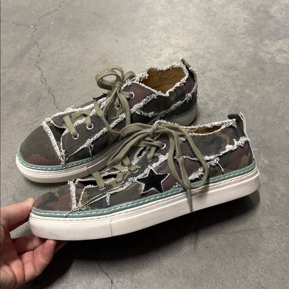 Myra Bag Camo Sneakers, Size 8 - Picture 2 of 7
